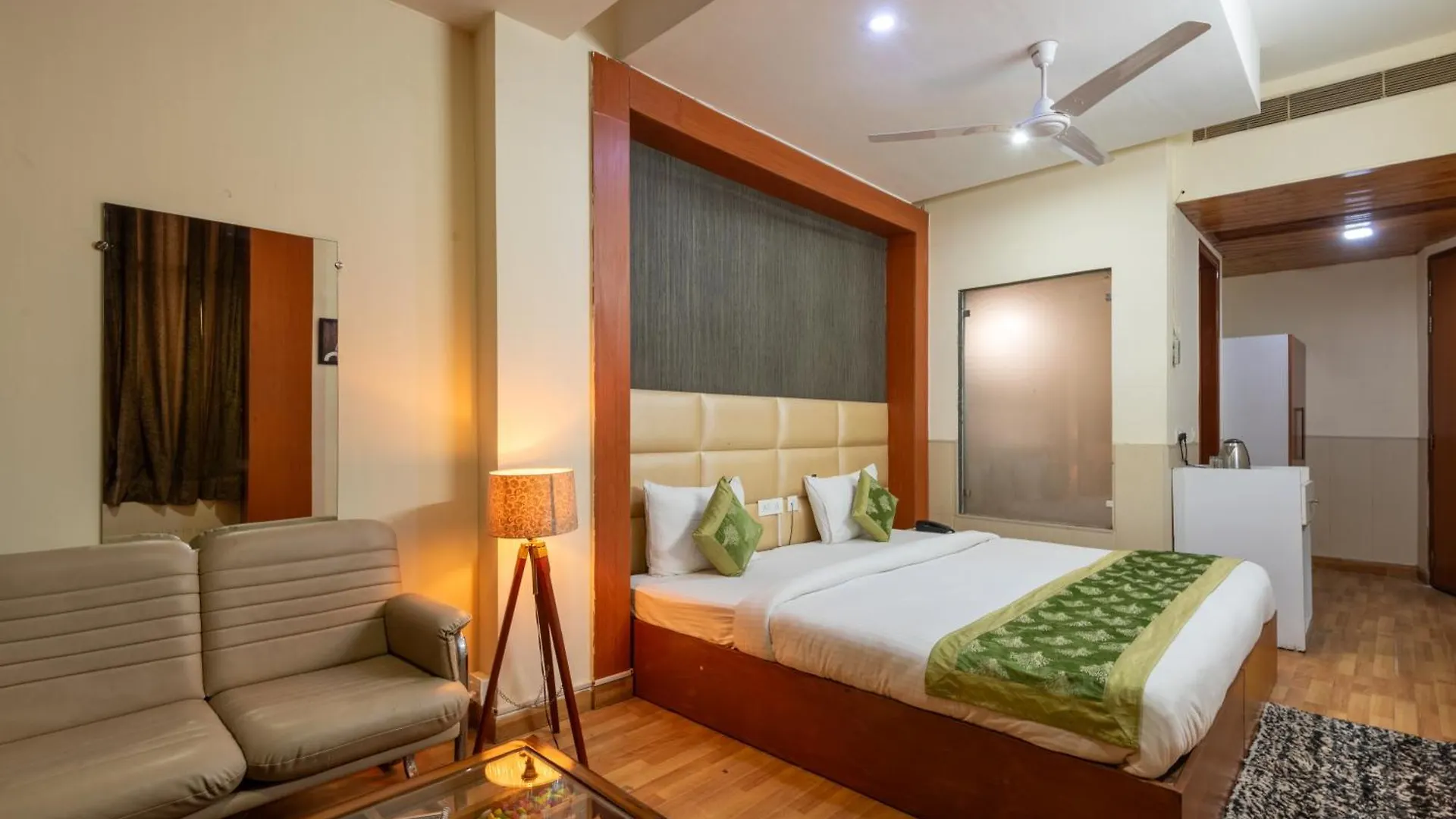 Oyster Pearl Hotel - Medicity Gurugram, Near Medanta Hospital Γκουργκάον